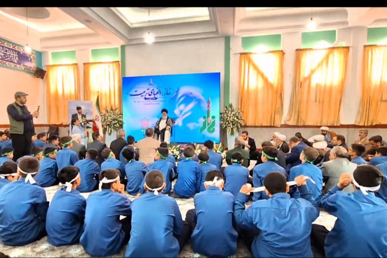 زنگ نماز با حضور آیت الله علم الهدی در مدرسه پسرانه حاج حسن برزگر